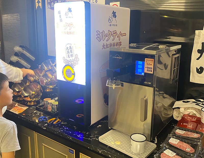 奶茶機(jī)在自助餐.jpg
